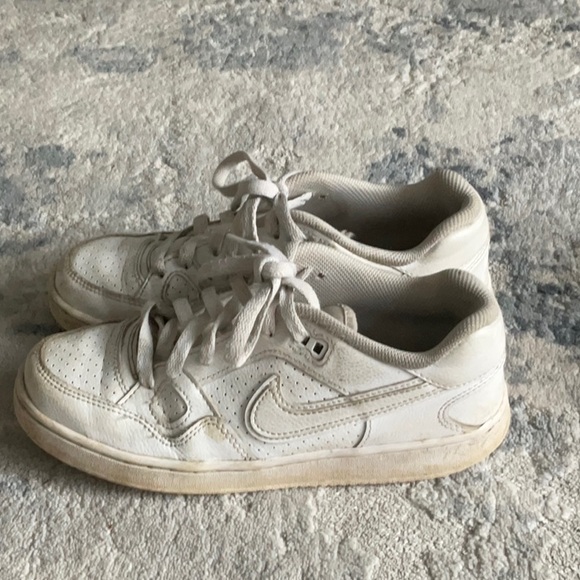 SET OF POOR QUALITY SHOES - Picture 4 of 10